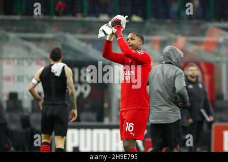 Mailand, Italien. 04th Dez 2021. Mike Maignan (Mailänder Torwart) begrüßt die Fans am Ende des Fußballspiels zwischen AC Mailand und Salernitana im San Siro Stadion in Mailand, Italien, am 4. Dezember 2021. AC Mailand gewann 2-0. (Foto: Fabrizio Andrea Bertani/Pacific Press/Sipa USA) Quelle: SIPA USA/Alamy Live News Stockfoto