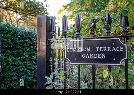 Compton Terrace Garden Schild auf schmiedeeisernem Geländer, das den Eingang zu den Gärten zeigt, London Borough of Islington, England, Großbritannien Stockfoto