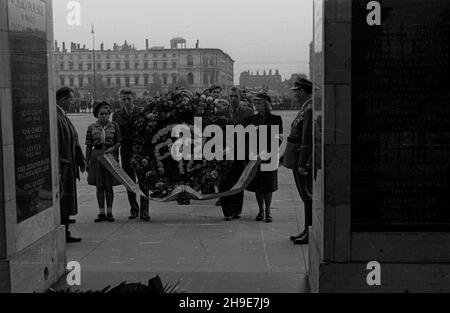 Warszawa, 1947-10-12. Uroczystoœci z okazji czwartej rocznicy bitwy pod Lenino na placu Zwyciêstwa. NZ. Delegacja Towarzystwa Przyjació³ ¯o³nierza sk³ada wieniec na Grobie Nieznanego ¯o³nierza. Z lewej prezes TP¯ Stefan Matuszewski. wb/gr PAP Warschau, 12. Oktober 1947. Feierlichkeiten zum 4th. Jahrestag der Schlacht von Lenino auf dem Zwyciestwa-Platz. Im Bild: Eine Delegation der Soldatenfreunde-Gesellschaft legt einen Kranz am Grab des unbekannten Soldaten nieder. Links der Präsident des Vereins Stefan Matuszewski. wb/gr PAP Stockfoto