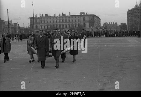 Warszawa, 1947-10-12. Uroczystoœci z okazji czwartej rocznicy bitwy pod Lenino na placu Zwyciêstwa. NZ. Delegacja Towarzystwa Przyjació³ ¯o³nierza z prezesem Stefanem Matuszewskim na czele, idzie z³o¿yæ wieniec na Grobie Nieznanego ¯o³nierza. wb/gr PAP Warschau, 12. Oktober 1947. Feierlichkeiten zum 4th. Jahrestag der Schlacht von Lenino auf dem Zwyciestwa-Platz. Im Bild: Eine Delegation der Soldatenfreunde-Gesellschaft mit ihrem Präsidenten Stefan Matuszewski legt einen Kranz am Grab des unbekannten Soldaten ab. wb/gr PAP Stockfoto