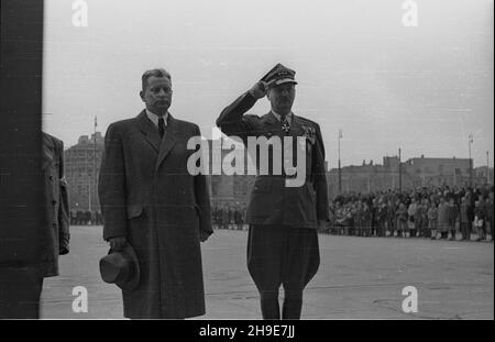 Warszawa, 1947-10-12. Uroczystoœci z okazji czwartej rocznicy bitwy pod Lenino na placu Zwyciêstwa. NZ. prezes Towarzystwa Przyjació³ ¯o³nierza Stefan Matuszewski (L) Przy Grobie Nieznanego ¯o³nierza. wb/gr PAP Warschau, 12. Oktober 1947. Feierlichkeiten zum 4th. Jahrestag der Schlacht von Lenino auf dem Zwyciestwa-Platz. Im Bild: präsident des Soldatenfreundschaftsvereins Stefan Matuszewski (links) am Grab des unbekannten Soldaten. wb/gr PAP Stockfoto