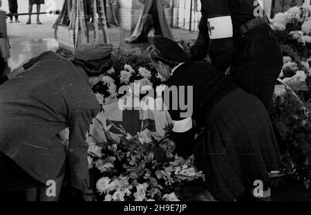 Warszawa, 1947-10-12. Uroczystoœci z okazji czwartej rocznicy bitwy pod Lenino na placu Zwyciêstwa. NZ. Delegacja Polskiego Czerwonego Krzy¿a sk³ada wieniec na Grobie Nieznanego ¯o³nierza. wb/gr PAP Warschau, 12. Oktober 1947. Feierlichkeiten zum 4th. Jahrestag der Schlacht von Lenino auf dem Zwyciestwa-Platz. Im Bild: Eine Delegation des Polnischen Roten Kreuzes legt einen Kranz am Grab des unbekannten Soldaten. wb/gr PAP Stockfoto