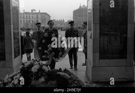 Warszawa, 1947-10-12. Uroczystoœci z okazji czwartej rocznicy bitwy pod Lenino na placu Zwyciêstwa. NZ. Delegacja sk³ada wieniec na Grobie Nieznanego ¯o³nierza. wb/gr PAP Warschau, 12. Oktober 1947. Feierlichkeiten zum 4th. Jahrestag der Schlacht von Lenino auf dem Zwyciestwa-Platz. Im Bild: Eine Delegation legt einen Kranz auf das Grab des unbekannten Soldaten. wb/gr PAP Stockfoto