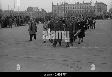 Warszawa, 1947-10-12. Uroczystoœci z okazji czwartej rocznicy bitwy pod Lenino na placu Zwyciêstwa. NZ. Delegacja Towarzystwa Przyjació³ ¯o³nierza z prezesem Stefanem Matuszewskim na czele, idzie z³o¿yæ wieniec na Grobie Nieznanego ¯o³nierza. wb/gr PAP Warschau, 12. Oktober 1947. Feierlichkeiten zum 4th. Jahrestag der Schlacht von Lenino auf dem Zwyciestwa-Platz. Im Bild: Eine Delegation der Soldatenfreunde-Gesellschaft mit ihrem Präsidenten Stefan Matuszewski legt einen Kranz am Grab des unbekannten Soldaten ab. wb/gr PAP Stockfoto