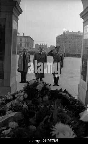 Warszawa, 1947-10-12. Uroczystoœci z okazji czwartej rocznicy bitwy pod Lenino na placu Zwyciêstwa. NZ. prezes Towarzystwa Przyjació³ ¯o³nierza Stefan Matuszewski (C) Przy Grobie Nieznanego ¯o³nierza po z³o¿eniu wieñca. wb/gr PAP Warschau, 12. Oktober 1947. Feierlichkeiten zum 4th. Jahrestag der Schlacht von Lenino auf dem Zwyciestwa-Platz. Im Bild: präsident des Soldatenfreundschaftsvereins Stefan Matuszewski (Mitte) am Grab des unbekannten Soldaten. wb/gr PAP Stockfoto