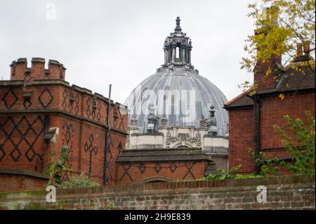 Eton, Windsor, Britannien. 18th. Oktober 2021. Nach einem Ausbruch von Covid-19 an der berühmten öffentlichen Schule, dem Eton College, mussten sich diese Woche rund 50 Jungen des Eton College in einem Internat isolieren. Das Eton College wurde Anfang letzten Dezember nach einem Covid-19-Ausbruch geschlossen. Quelle: Maureen McLean/Alamy Stockfoto