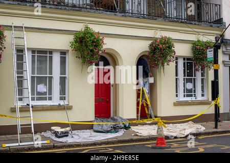 Eton, Windsor, Britannien. 18th. Oktober 2021. Einrichtung in einem Eton College-Hotel in der Eton High Street. Maler sind während der Pandemie weiterhin stark gefragt. Quelle: Maureen McLean/Alamy Stockfoto