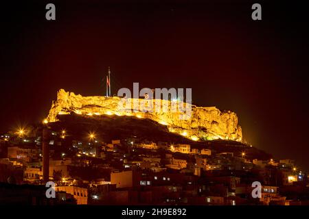 Blick auf Straßen und Häuser im alten Stadtzentrum von Mardin bei Nacht Stockfoto