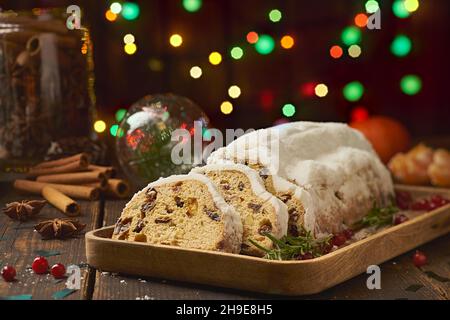 Traditionelle Weihnachtskuchen mit Gewürzen und Weihnachtsschmuck Stockfoto