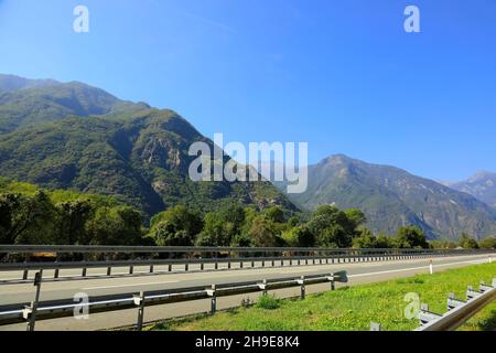 Die verkehrsfreie Autobahn ist unter den italienischen Alpen im Aostatal sichtbar. Es wurde in der Nähe des Dorfes Chatillon beobachtet Stockfoto
