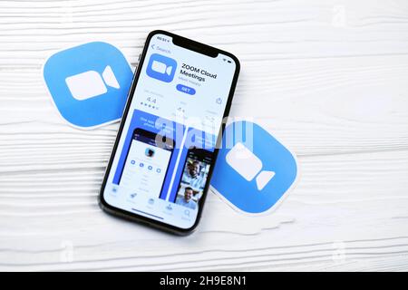 CHARKOV, UKRAINE - 5. MÄRZ 2021: Zoom Messenger Icon und Anwendung aus dem App Store auf dem iPhone 12 pro Display-Bildschirm auf weißem Holztisch Stockfoto