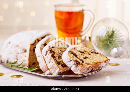 Weihnachtskuchen mit Weihnachtsdekorationen auf hellem Holzhintergrund Stockfoto