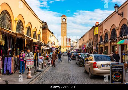 ADANA, TÜRKEI - 4. DEZEMBER 2021: BUYUK SAAT KULESI (Englisch: Great Clock Tower) ist ein historischer Uhrenturm in Adana. Stockfoto