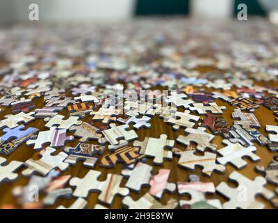 Nicht zusammengebaute Puzzleteile. Farbpuzzle Stockfoto