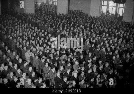 Warszawa, 1947-10-18. Pierwszy dzieñ dwudniowego kongresu Towarzystwa PrzyjaŸni Polsko-Radzieckiej w sali teatru Roma. NZ. Delegaci i goœcie. wb/gr PAP Warschau, 18. Oktober 1947. Der erste Tag eines zweitägigen Kongresses der Polnisch-Sowjetischen Freundschaftsgesellschaft im Roma-Theater. Im Bild: Delegierte und Gäste. wb/gr PAP Stockfoto