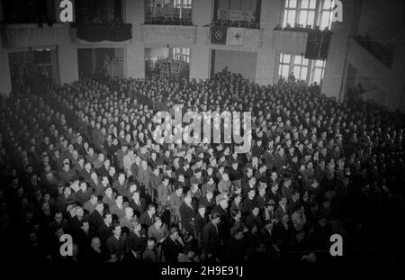 Warszawa, 1947-10-18. Pierwszy dzieñ dwudniowego kongresu Towarzystwa PrzyjaŸni Polsko-Radzieckiej w sali teatru Roma. NZ. Delegaci i goœcie. wb/gr PAP Warschau, 18. Oktober 1947. Der erste Tag eines zweitägigen Kongresses der Polnisch-Sowjetischen Freundschaftsgesellschaft im Roma-Theater. Im Bild: Delegierte und Gäste. wb/gr PAP Stockfoto