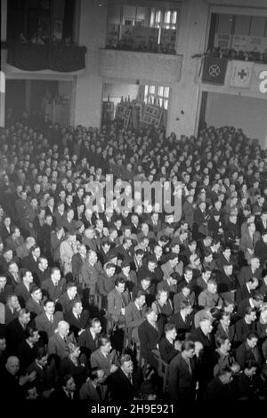 Warszawa, 1947-10-18. Pierwszy dzieñ dwudniowego kongresu Towarzystwa PrzyjaŸni Polsko-Radzieckiej w sali teatru Roma. NZ. Delegaci i goœcie. wb/gr PAP Warschau, 18. Oktober 1947. Der erste Tag eines zweitägigen Kongresses der Polnisch-Sowjetischen Freundschaftsgesellschaft im Roma-Theater. Im Bild: Delegierte und Gäste. wb/gr PAP Stockfoto