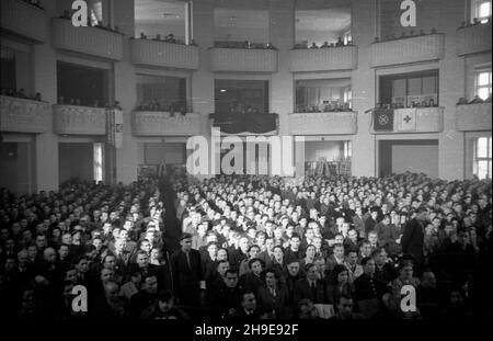 Warszawa, 1947-10-18. Pierwszy dzieñ dwudniowego kongresu Towarzystwa PrzyjaŸni Polsko-Radzieckiej w sali teatru Roma. NZ. Delegaci i goœcie. wb/gr PAP Warschau, 18. Oktober 1947. Der erste Tag eines zweitägigen Kongresses der Polnisch-Sowjetischen Freundschaftsgesellschaft im Roma-Theater. Im Bild: Delegierte und Gäste. wb/gr PAP Stockfoto