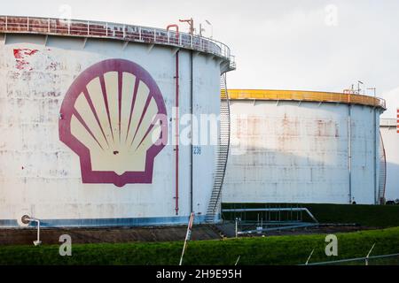 Lagertanks in der Ölraffinerie in Pernis von Shell Niederlande. Stockfoto