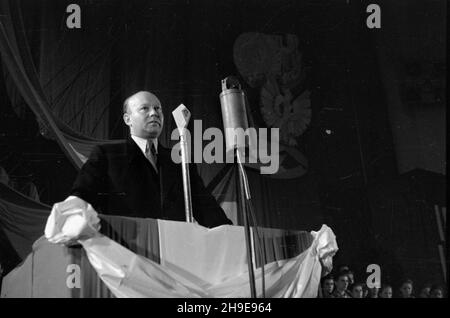 Warszawa, 1947-10-18. Pierwszy dzieñ dwudniowego kongresu Towarzystwa PrzyjaŸni Polsko-Radzieckiej w sali teatru Roma. NZ. przemówienie przedstawiciela ambasady ZSRR (Zwi¹zku Socjalistycznych Republik Radzieckich) Jakovleva. mb/gr PAP Warschau, 18. Oktober 1947. Der erste Tag des zweitägigen Kongresses der Polnisch-Sowjetischen Freundschaftsgesellschaft im Roma-Theater. Im Bild: Vertreter der sowjetischen Botschaft Jakowlew spricht. wb/gr PAP Stockfoto