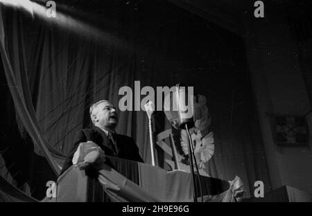 Warszawa, 1947-10-18. Pierwszy dzieñ dwudniowego kongresu Towarzystwa PrzyjaŸni Polsko-Radzieckiej w sali teatru Roma. NZ. przemówienie ambasadora Jugos³awii w Polsce Pribicevicia. wb/gr PAP Warschau, 18. Oktober 1947. Der erste Tag eines zweitägigen Kongresses der Polnisch-Sowjetischen Freundschaftsgesellschaft im Roma-Theater. Bild: Ansprache des jugoslawischen Botschafters in Polen Pribicevic. wb/gr PAP Stockfoto