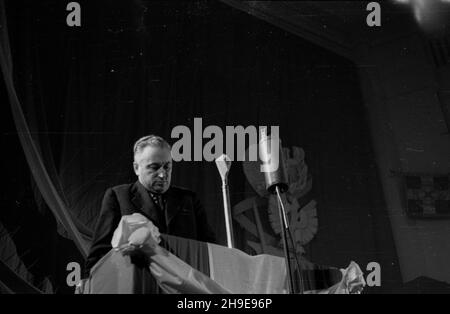 Warszawa, 1947-10-18. Pierwszy dzieñ dwudniowego kongresu Towarzystwa PrzyjaŸni Polsko-Radzieckiej w sali teatru Roma. NZ. przemówienie ambasadora Jugos³awii w Polsce Pribicevicia. wb/gr PAP Warschau, 18. Oktober 1947. Der erste Tag eines zweitägigen Kongresses der Polnisch-Sowjetischen Freundschaftsgesellschaft im Roma-Theater. Bild: Ansprache des jugoslawischen Botschafters in Polen Pribicevic. wb/gr PAP Stockfoto