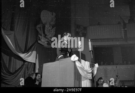 Warszawa, 1947-10-18. Pierwszy dzieñ dwudniowego kongresu Towarzystwa PrzyjaŸni Polsko-Radzieckiej w sali teatru Roma. NZ. przemówienie wiceministra obrony narodowej gen. Piotra Jaroszewicza. wb/gr PAP Warschau, 18. Oktober 1947. Der erste Tag eines zweitägigen Kongresses der Polnisch-Sowjetischen Freundschaftsgesellschaft im Roma-Theater. Im Bild: Rede des stellvertretenden Ministers für nationale Verteidigung gen. Piotr Jaroszewicz. wb/gr PAP Stockfoto