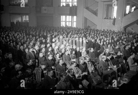 Warszawa, 1947-10-18. Pierwszy dzieñ dwudniowego kongresu Towarzystwa PrzyjaŸni Polsko-Radzieckiej w sali teatru Roma. NZ. Delegaci i goœcie. wb/gr PAP Warschau, 18. Oktober 1947. Der 1st. Tag der zweitägigen congres der Polnisch-Sowjetischen Freundschaftsvereinigung am Roma-Theater. Im Bild: Delegierte und Gäste. wb/gr PAP Stockfoto