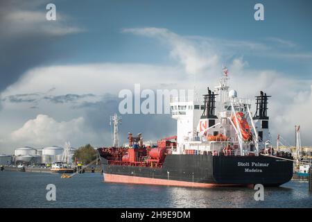 STOLTS FULMAR Chemical/Oil Products Tanker im zweiten Erdölhafen von Pernis. Stockfoto