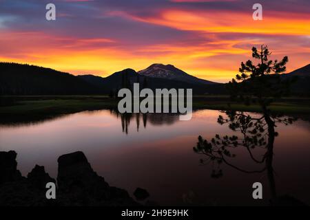 Wunderschöner, friedlicher, lebhafter Sonnenaufgang über Broken Top und Sparks Lake Stockfoto