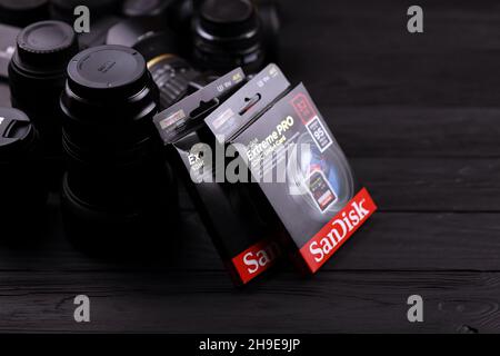 KHARKOV, UKRAINE - 12. JANUAR 2021: SanDisk Extreme pro sdhc 32GB neue Speicherkarte für Fotokameras und Videoaufnahmegeräte Stockfoto