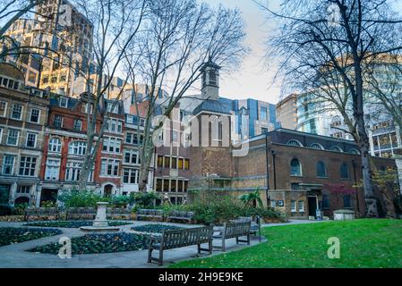 Postman's Park, ein öffentlicher Garten und St. Botolph's Aldersgate Kirche und Kirchhof, City of London, London, England, Großbritannien Stockfoto