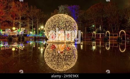 Aarhus, Dänemark; 5. Dezember 2021 - Weihnachtsdekorationen leuchten in einem Park, Jütland, Dänemark Stockfoto