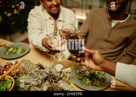 Nahaufnahme der glücklichen afroamerikanischen Familie beim Toasten mit Gläsern, während Sie das gemeinsame Abendessen zu Weihnachten genießen Stockfoto