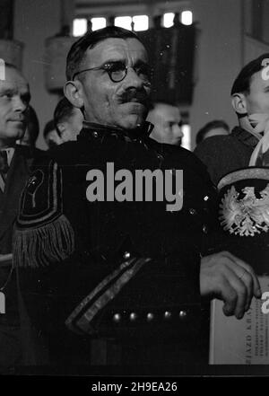 Warszawa, 1947-10-18. Pierwszy dzieñ dwudniowego kongresu Towarzystwa PrzyjaŸni Polsko-Radzieckiej w sali teatru Roma. NZ. Górnik w stroju galowym. mb/gr PAP Warschau, 18. Oktober 1947. Der erste Tag des zweitägigen Kongresses der Polnisch-Sowjetischen Freundschaftsgesellschaft im Roma-Theater. Im Bild: Ein Bergmann in Uniform. wb/gr PAP Stockfoto