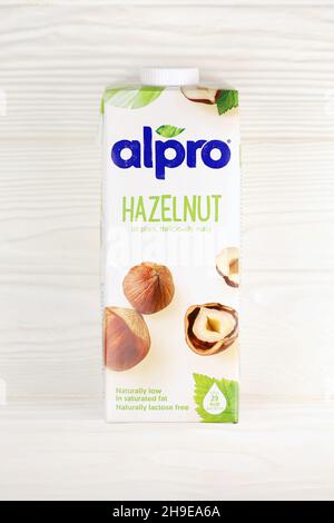 KHARKOV, UKRAINE - 2. JULI 2020: Alpro Haselnuss-Milchpackungen, hergestellt von einem europäischen Unternehmen mit Sitz in Wevelgem, Belgien Stockfoto