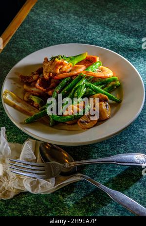 Chinesisches All-you-can-eat-Buffet mit Shrimp-String-Bohnen, sautierten Pilzen und Hühnchen Stockfoto