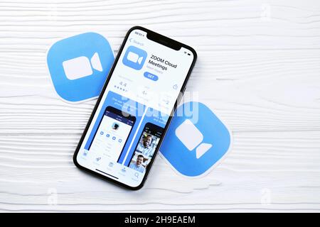 CHARKOV, UKRAINE - 5. MÄRZ 2021: Zoom Messenger Icon und Anwendung aus dem App Store auf dem iPhone 12 pro Display-Bildschirm auf weißem Holztisch Stockfoto