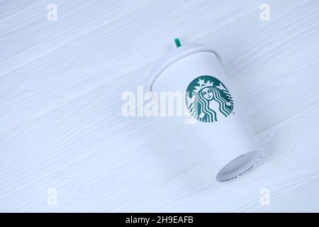 CHARKOW, UKRAINE - 15. MÄRZ 2021: Starbucks Tasse mit grünem Logo. Die Starbucks Corporation ist eine multinationale Kette von Kaffeehäusern und Röstereien Stockfoto