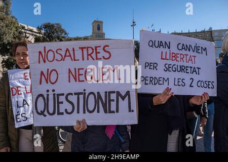 Barcelona, Spanien. 06th Dez 2021. Anti-Impfstoff- und Anti-Covid-Pass-Demonstranten halten während der Demonstration Plakate bereit.rund 200 Menschen, die sich gegen die Gesundheitsmaßnahmen gegen die Covid-Pandemie wehren, haben im Zentrum von Barcelona demonstriert, dass sie die Covid-Impfung und den Pass ablehnen, weil sie Opfer sozialer Manipulation sind. Kredit: SOPA Images Limited/Alamy Live Nachrichten Stockfoto