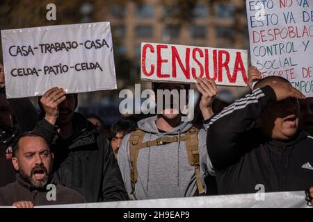 Barcelona, Spanien. 06th Dez 2021. Anti-Impfstoff- und Anti-Covid-Pass-Demonstranten halten während der Demonstration Plakate bereit.rund 200 Menschen, die sich gegen die Gesundheitsmaßnahmen gegen die Covid-Pandemie wehren, haben im Zentrum von Barcelona demonstriert, dass sie die Covid-Impfung und den Pass ablehnen, weil sie Opfer sozialer Manipulation sind. Kredit: SOPA Images Limited/Alamy Live Nachrichten Stockfoto