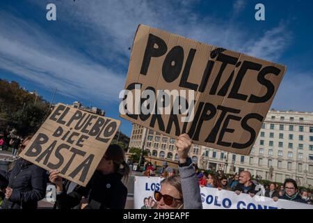 Barcelona, Spanien. 06th Dez 2021. Anti-Impfstoff- und Anti-Covid-Pass-Demonstranten halten während der Demonstration Plakate bereit.rund 200 Menschen, die sich gegen die Gesundheitsmaßnahmen gegen die Covid-Pandemie wehren, haben im Zentrum von Barcelona demonstriert, dass sie die Covid-Impfung und den Pass ablehnen, weil sie Opfer sozialer Manipulation sind. Kredit: SOPA Images Limited/Alamy Live Nachrichten Stockfoto