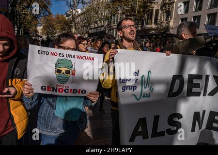 Barcelona, Spanien. 06th Dez 2021. Anti-Impfstoff- und Anti-Covid-Pass-Demonstranten halten während der Demonstration Plakate bereit.rund 200 Menschen, die sich gegen die Gesundheitsmaßnahmen gegen die Covid-Pandemie wehren, haben im Zentrum von Barcelona demonstriert, dass sie die Covid-Impfung und den Pass ablehnen, weil sie Opfer sozialer Manipulation sind. Kredit: SOPA Images Limited/Alamy Live Nachrichten Stockfoto