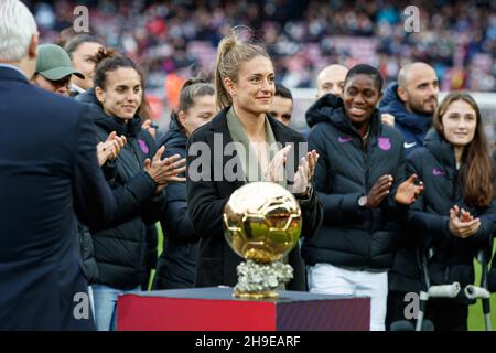 Alexia Putellas mit seinem Golden Ball während des Liga-Spiels zwischen dem FC Barcelona und Real Betis im Camp Nou in Barcelona, Spanien. Stockfoto