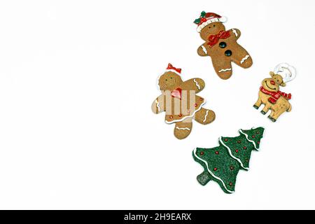 Weihnachtsbaum Spielzeug Ingwer Cookies auf weißem Hintergrund isoliert. Stockfoto