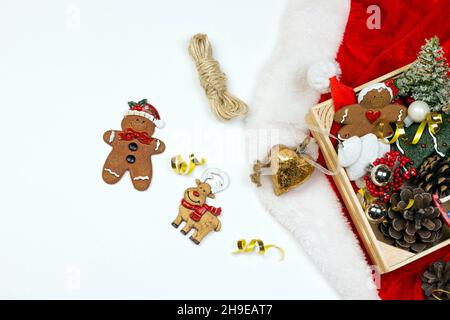 Weihnachtsferien verschiedene Dekorationen auf weißem Hintergrund isoliert. Weihnachtsbaum Spielzeug. Stockfoto