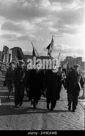 Warszawa, 1947-10-19. Konferenzja zjednoczeniowa ¯ydowskiej Partii Robotniczej Poalej Syjon i ¯ydowskiej Socjalistycznej Partii Robotniczej Poalej Syjon z udzia³em delegatów z 60 miast w kraju oraz goœci z zagranicy. NZ. pochód uczestników konferencji idzie ulic¹ Nalewki do symbolicznego grobu Bohaterów Getta. mb/gr PAP Warschau, 19. Oktober 1947. Konferenz zur Vereinigung der Jüdischen Arbeiterpartei Poalej Syjon und der Jüdischen Sozialistischen Arbeiterpartei Poalej Syjon mit Delegierten aus 60 polnischen Städten und ausländischen Gästen. Im Bild: Konferenzteilnehmer marschieren durch die Nalewki Street zu Stockfoto