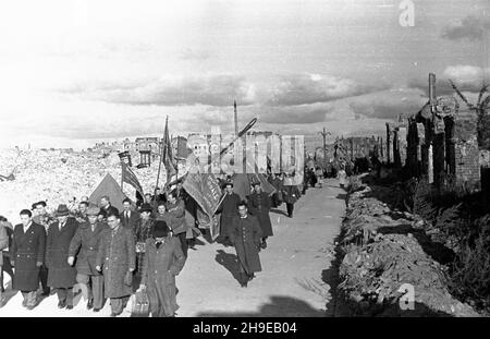 Warszawa, 1947-10-19. Konferenzja zjednoczeniowa ¯ydowskiej Partii Robotniczej Poalej Syjon i ¯ydowskiej Socjalistycznej Partii Robotniczej Poalej Syjon z udzia³em delegatów z 60 miast w kraju oraz goœci z zagranicy. NZ. Getto, pochód uczestników konferencji do symbolicznego grobu Bohaterów Getta. mb/gr PAP Warschau, 19. Oktober 1947. Konferenz zur Vereinigung der Jüdischen Arbeiterpartei Poalej Syjon und der Jüdischen Sozialistischen Arbeiterpartei Poalej Syjon mit Delegierten aus 60 polnischen Städten und ausländischen Gästen. Bild: Ghetto, Konferenzteilnehmer marschieren zum symbolischen Grab von Ghe Stockfoto