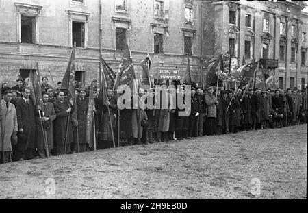 Warszawa, 1947-10-19. Konferenzja zjednoczeniowa ¯ydowskiej Partii Robotniczej Poalej Syjon i ¯ydowskiej Socjalistycznej Partii Robotniczej Poalej Syjon z udzia³em delegatów z 60 miast w kraju oraz goœci z zagranicy. NZ. Uczestnicy konferencji ze sztandarami i transparentami przy symbolicznym grobie Bohaterów Getta. mb/gr PAP Warschau, 19. Oktober 1947. Konferenz zur Vereinigung der Jüdischen Arbeiterpartei Poalej Syjon und der Jüdischen Sozialistischen Arbeiterpartei Poalej Syjon mit Delegierten aus 60 polnischen Städten und ausländischen Gästen. Im Bild: Teilnehmer der Konferenz mit Spruchbändern bei einem Symbo Stockfoto