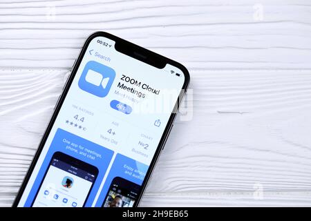CHARKOV, UKRAINE - 5. MÄRZ 2021: Zoom Messenger Icon und Anwendung aus dem App Store auf dem iPhone 12 pro Display-Bildschirm auf weißem Holztisch Stockfoto